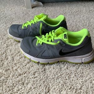 Barely worn Nike tennis shoes